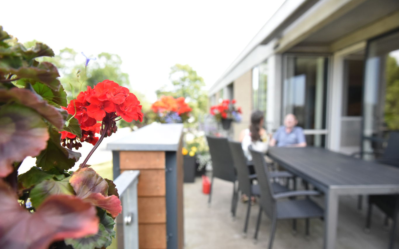 Terrasse med blomsterkummer hos Kollektivhuset