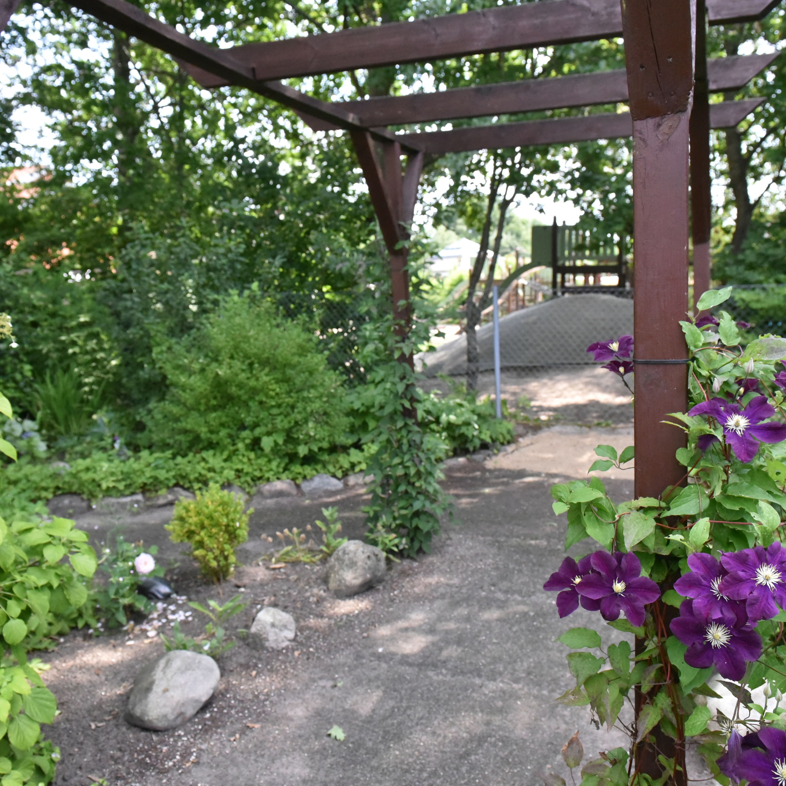 Have med buske og gangsti hos Kollektivhuset